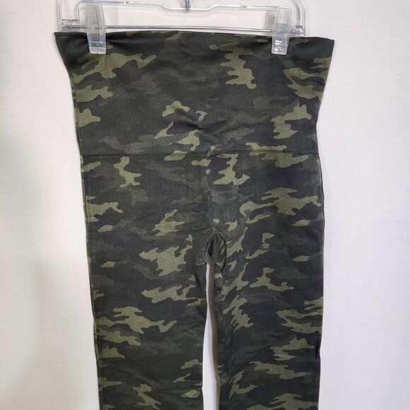 Spanx Women Cropped Leggings Size Medium Look At Me Now Seamless Sage Green Camo - Picture 5 of 8